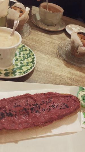 La tostada con humus de remolacha excelente!  at Socola in Murcia