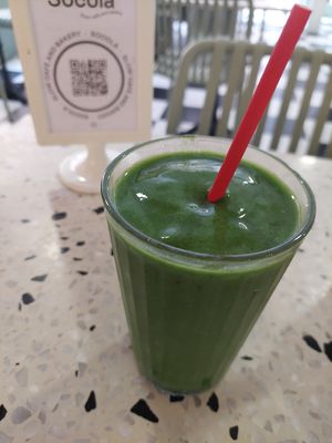 Green day smoothie with spinach + kale + mango + apple at Socola in Murcia