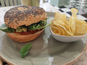 Vegan bagel with red pesto, avocado and spinach at Socola in Murcia