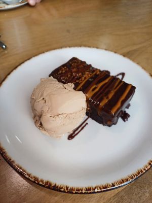 Vegan brownie and hazelnut ice cream at Socola in Murcia