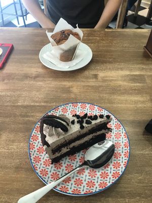 Vegan banana and chocolate muffin & vegan oreo cake at Socola in Murcia