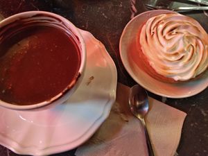 Chocolate y tartaleta de limón y merengue VEGANO TODO at Bombon in Madrid