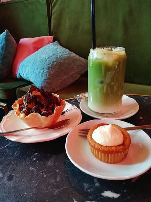 icecream, cupcake and ice matcha latte at Bombon in Madrid