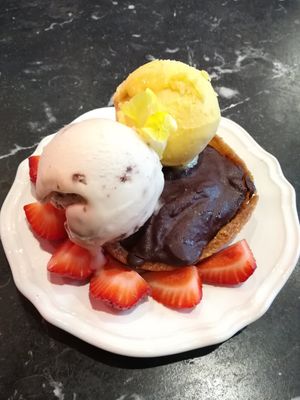 tartaleta de choco y pistacho con helados de mango y stracchacoco at Bombon in Madrid
