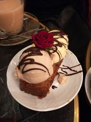 bizcocho de naranja y jengibre con helado de maracuya y avellanas at Bombon in Madrid