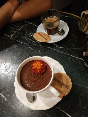 Some coffee and hot chocolate made with hazelnut milk at Bombon in Madrid