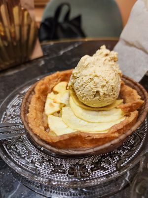 tartaleta de manzana con helado de avellanas at Bombon in Madrid