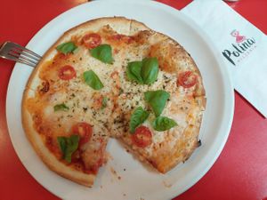 PIZZA Magarita. Super lecker mit veganen Käse. at Polina Pizzeria in Quebec