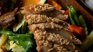 vegan duck with peanut sauce at Mom's Creation - Friedrichshain in Berlin