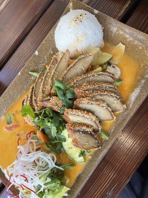 Knusprige Ente mit rotem Curry   at Mom's Creation - Friedrichshain in Berlin