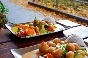 Fried vegan chicken with mango sauce and peanut sauce at Mom's Creation - Friedrichshain in Berlin