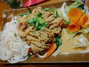 Vegane Ente aus Seitan und Udon-Nudeln at Mom's Creation - Friedrichshain in Berlin