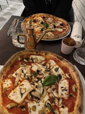 Custom pizza at M'arrecreo Pizzeria in Lisbon