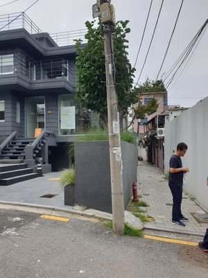 have to walk in that small lane to access at Vegan - Jahamoon in Seoul