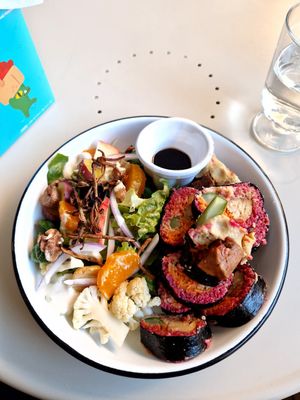 Beet quinoa hummus kimpap😋 at Vegan - Jahamoon in Seoul