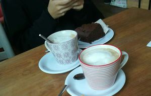 Veganer Brownie und veganer Chai Latte at Makery in Braunschweig