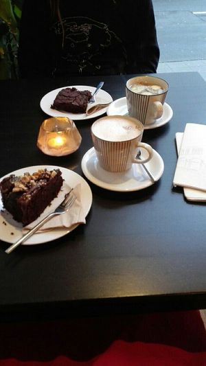 Chai latte, veganer Brownie & Schoko-Kirsch-Nuss-Kuchen at Makery in Braunschweig