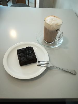 Soy latte and plum chocolate brownie at Veganique in Seoul