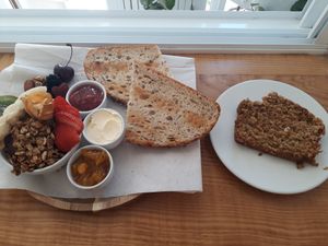 Pequeno almoço vegano at Coffee & Waves in Lagos