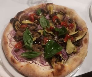 Vegan pizza : good but the tomato sauce is missing for me at Arte Bianca in Aljezur