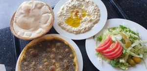 Arabische Pizza mit Thymian, Muttabal at Falafelhaus in Braunschweig