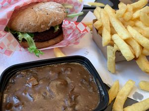 Beetburger, Pommes und Tartaar-Sauce at Frituur Tartaar in Ghent