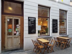 front with terrace at Frituur Tartaar in Ghent