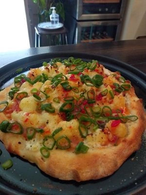 Pizza con colfilor y salsa chili dulce at Fonzo in Malaga