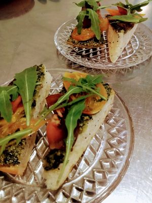 Gratis tapa con pesto de verdolagas y tomates eco at Fonzo in Malaga