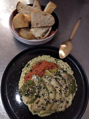Humus con harissa suave y aguacte agridulce at Fonzo in Malaga