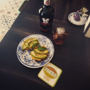 Tosta de hummus con aguacate en vinagre at Fonzo in Malaga