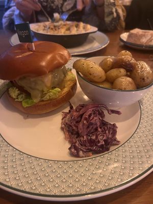 burger usually comes with fries but i swapped them out for the baby potatos 🤤  at The Cosy Club in Guildford