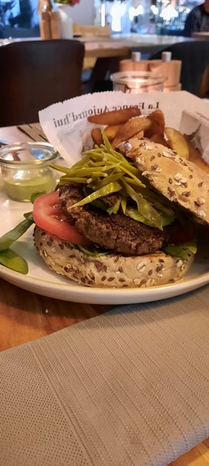 Burger met wedges at Goldkind in Mayrhofen