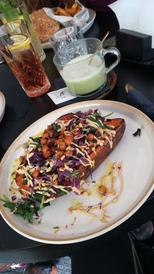 Matcha Latte mit Hafermilch
& Gefüllte Ofen-Süßkartoffel mit gerösteten Kichererbsen at Goldkind in Mayrhofen