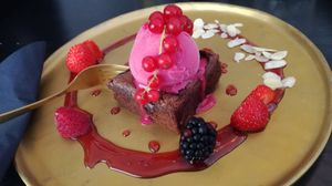 Veganer Brownie mit Früchte-Sorbet at Goldkind in Mayrhofen