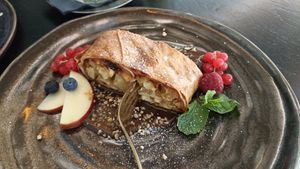Apfelstrudel mit Caramel-Sauce at Goldkind in Mayrhofen