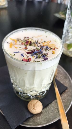 Matcha Latte mit Haferdrink at Goldkind in Mayrhofen