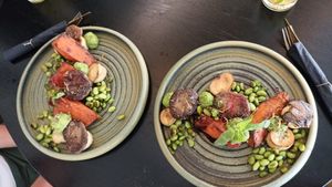 Vegane "Jakobsmuscheln": Kräuterseitlinge, Erbsencreme, Edamame, Süßkartoffel, Trüffel at Goldkind in Mayrhofen