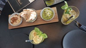 Hummus & Co: Kichererbsen Dip, Avocado Creme, Naan Brot at Goldkind in Mayrhofen