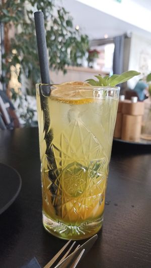 Hausgemachte Maracuja Basilikum Limonade mit Gurke at Goldkind in Mayrhofen