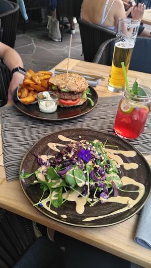 Süßkartoffel und veganer Buger at Goldkind in Mayrhofen