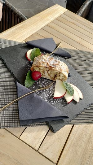 Warmer, veganer Apfelstrudel at Goldkind in Mayrhofen