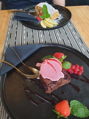 Brownie und Apfelstrudel at Goldkind in Mayrhofen