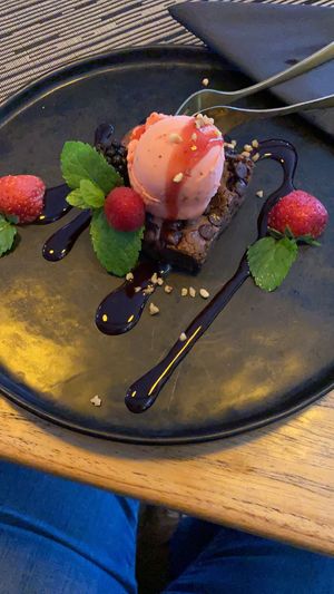Brownie mit Erdbeereis (vegan) at Goldkind in Mayrhofen