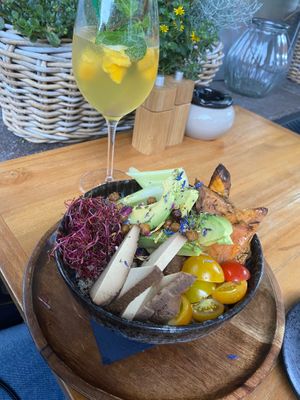 Buddha Bowl (vegan) at Goldkind in Mayrhofen