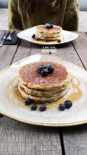 Hun pannekoeken beslag is op basis van amandelmelk, ze hebben ook meerdere vegan toppings en bieden warme plantaardige dranken aan :)) at LEO Pancakes in Leuven