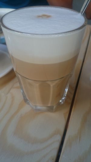 Vegan latte macchiato at LEO Pancakes in Leuven