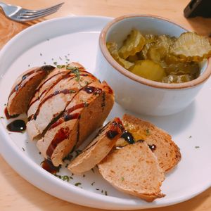 식전빵인데, 발사믹식초랑 올리브오일이 뿌려져있어서 독특하니 좋아요! (Served bread with balsamic sauce and olive oil before a meal) at Nammi Plant Lab in Seoul