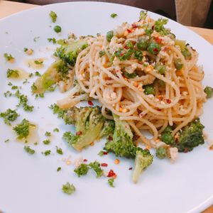 브로콜리, 완두콩이랑 같이 나오는 살짝 매콤한 알리오올리오! 마늘향은 약해요~ (Pretty spicy aglio e olio with broccoli, green bean. Less galic smell.) at Nammi Plant Lab in Seoul