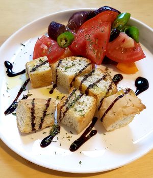 free starter: crispy bread, fresh vegetables and pickles at Nammi Plant Lab in Seoul